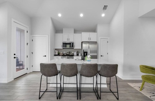 University Hills and Windsor Park House | Modern 5BR Austin Home Walking Distance to SXSW Bars and Downtown Hotspots