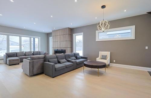 Niagara Falls House | Modern 6 Bedroom Masterpiece in Niagara Falls