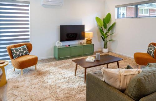 Christchurch Apartment | Modern 6BD Homes Carpark Avebury Park Avon River