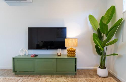 Christchurch Apartment | Modern 6BD Homes Carpark Avebury Park Avon River