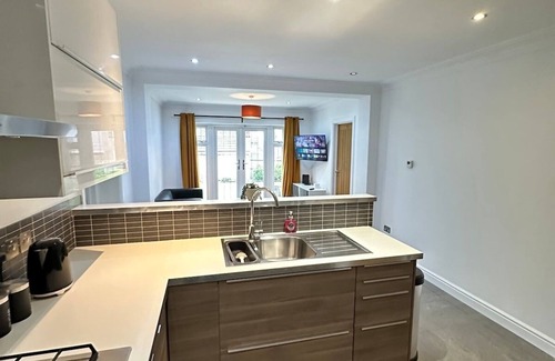 Woking House | Modern 7 Bedroom 7 Bed Home