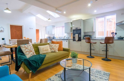 Stonnall House | Modern 7 Bedrooms & 4 Baths - Smart TV, WIFI, Washer/Dryer & Parking NEC, JLR