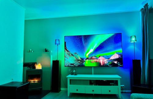 Tromso Apartment | Modern 75m Apartment Luxury King Bed,New Queen Bed, Free Parking, Perfect for Aurora Hunting and Exploring Kvaløya, Tromsø, and Surrounding Islands Year Round Easy drive from airport