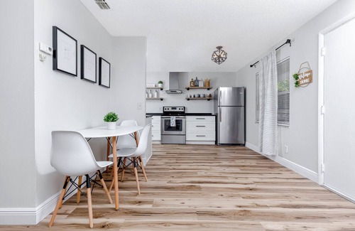 Largo House | Modern/8min by car to beach/queen bed/Free parking