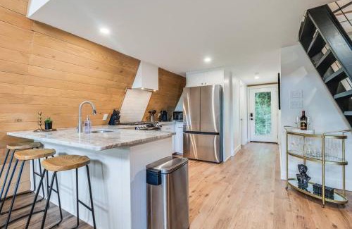 New Iberia Apartment | Modern A-Frame Cabin by Rip Van Winkle with Hot Tub