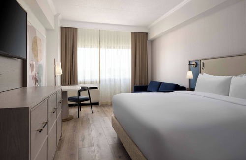 White Plains Hotel | Modern Accommodation in White Plains! Enjoy Indoor Pool & Free Airport Shuttle!