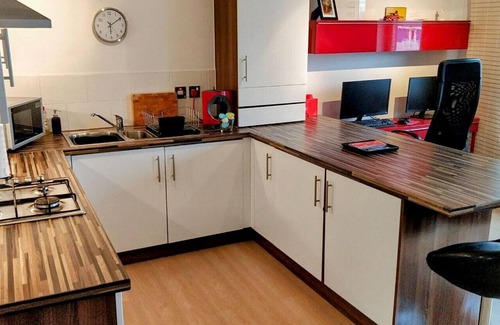 Glasgow Apartment | Modern, airy, bright Westend 2 bed + free parking - kid and pet friendly!