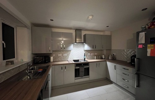 Winsford House | Modern and Bright 3BD House