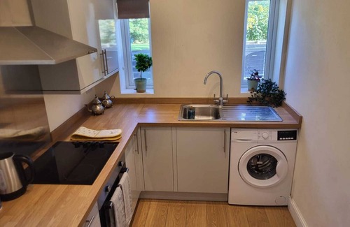 Stockcross Apartment | Modern and Classy 2 bedroom Flat, Free parking