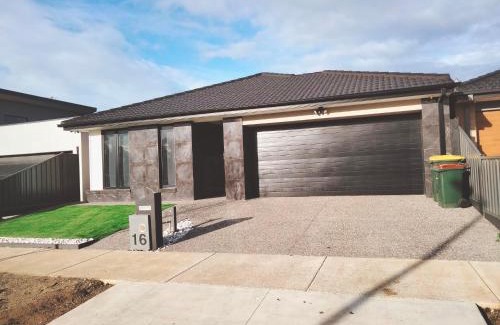 St Leonards House | Modern and cosey 4 bedroom house walk to beach