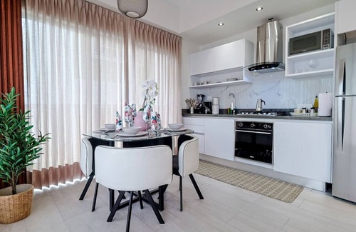 Sarasota Apartment | Modern and Cozy 1BR Condo, Fast Wi-Fi, Full AC, Roof Top Pool, King Bed.