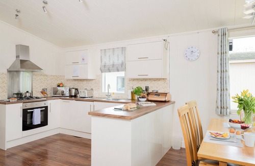 Tiddington Ski Chalet | Modern and comfortable 2-bedroom caravan with one double and one twin bedroom.