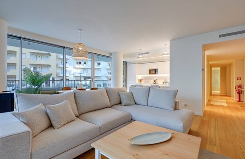 Armacao de Pera Apartment | Modern Apartment with Swimming pool, Spa and Gym