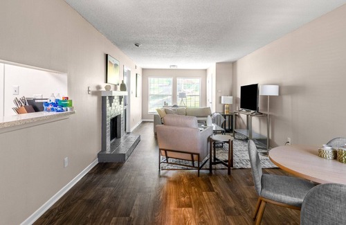Chesterfield Apartment | Modern Apartment in Prime Location (ID1201X689)