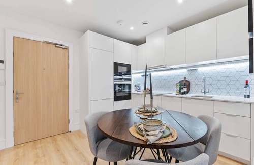 Coombe Hill Apartment | Modern Apartment in West Wimbledon