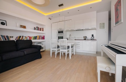 Wlochy Apartment | Modern Apartment Across the Ponds