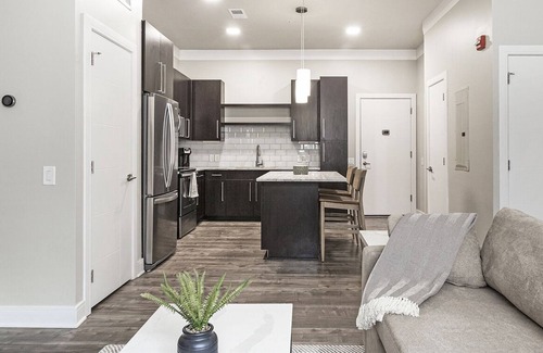 Beachwood Apartment | Modern Apartment in Prime Location (ID9659X91)