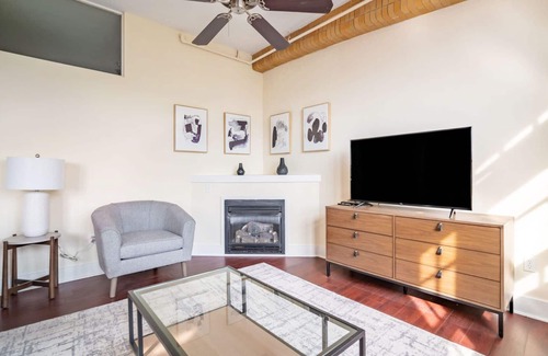 Tremont Apartment | Modern Apartment in Prime Location (ID1214X607)