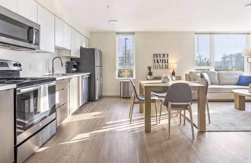 Gresham Apartment | Modern Apartment in Prime Location (ID1235X315)