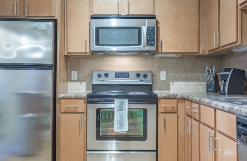 Bixby Apartment | Modern Apartment in Prime Location (ID3987)