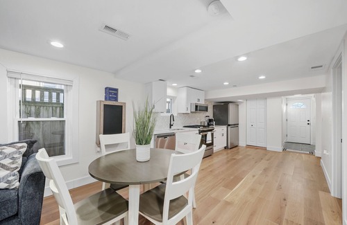 Forest Park Apartment | Modern apartment in great central location!