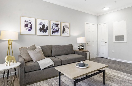 Raleigh Apartment | Modern Apartment in Prime Location (ID9181X43)