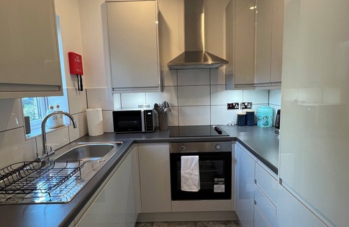 George Green Apartment | Modern apartment Near Windsor, Heathrow airport, on motorway (M4) and slough.
