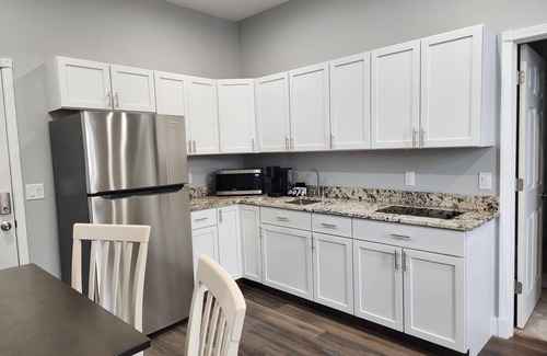 Iola Apartment | Modern Apartment on the Square “Gold”