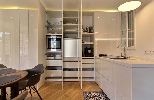 Odeon Apartment | Modern apartment with AC in front of the Odeon theatre, insurance included