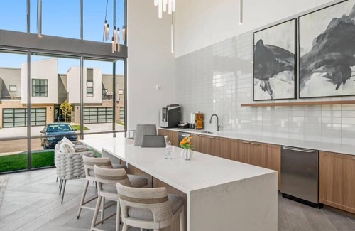 Lee's Summit Apartment | Modern Apt. Kansas City Oasis 13 miles to GEHA Field, Shops, Dining, Park, & Gym