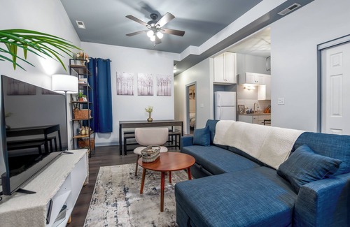 Woodlawn Condo | Modern Apt Near U of Chicago!