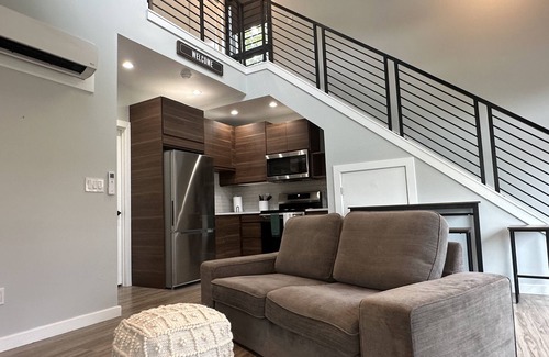 Columbus House | Modern Art Deco House With spacious sideyard - 5 mins to OSU & Downtown!