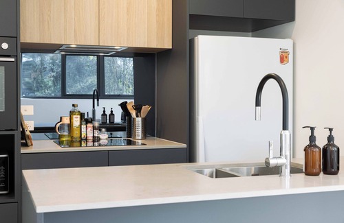 Lyneham House | Modern Artistic Apartment with Front Yard, Private Access, Family Friendly