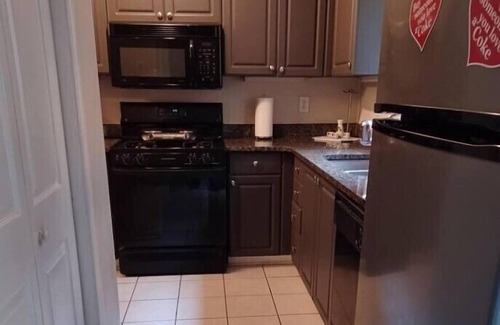 Mechanicsville House | Modern Artsy Townhome Near Downtown Atlanta – Free Parking, Balconies & Backyard