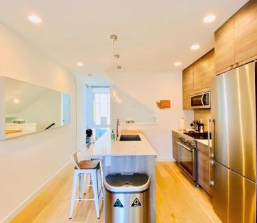 West Woodland Apartment | Modern Ballard Townhouse - 92 Walkscore & Rooftop!
