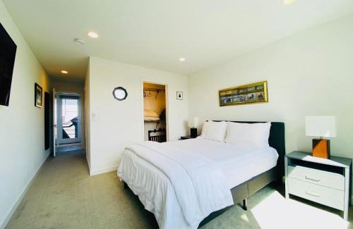 West Woodland Apartment | Modern Ballard Townhouse - 92 Walkscore & Rooftop!