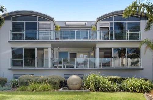 Mount Maunganui Apartment | Modern Beach Apartment with Pool & Location