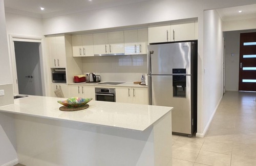Maloneys Beach House | Modern Beach House Retreat - 3 min walk to beach!