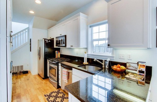 Newport House | Modern Beach House in Historic Nye Beach. Pet Friendly. Walk to the Beach