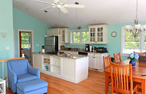 Aquinnah House | Modern beach house - Walking distance to Philbin Beach