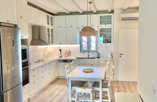 Malakonta House | Modern Beachfront Apartment in Lilantia – Pool, 2BR/2BA, Near Eretria