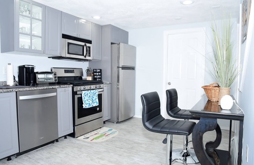 Revere Apartment | Modern Beachside Space - Near Boston/Airport/Train