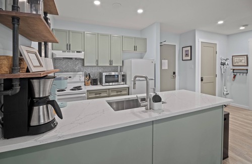 East Kootenay Condo | Modern Bear retreat ,Creekside ,Hike, Bike, Ski, Soak, Ground level
