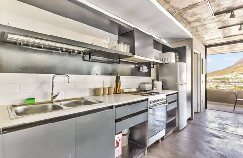 Schotsche Kloof Apartment | Modern Bo-Kaap Retreat with Mountain Views & Pool