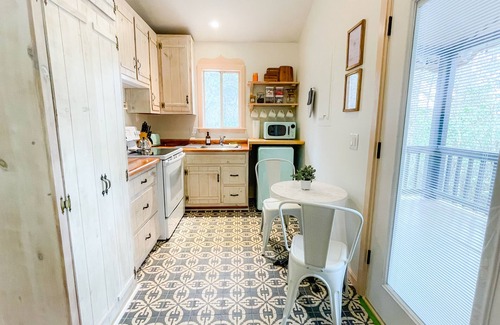 Sautee Nacoochee Cabin | Modern Boho Cabin - Romantic Couples Getaway - Luxury Tub - 5mi from Helen