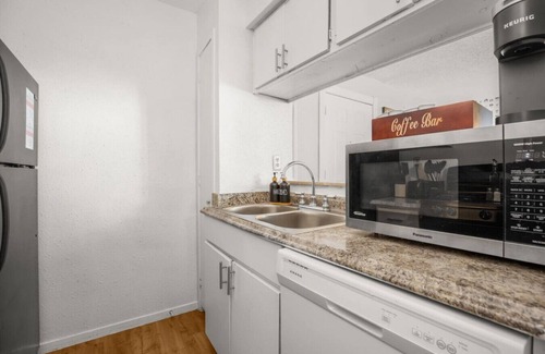 Skyview Apartment | Modern Brentwood Stay | Close to ACL, F1, + More!