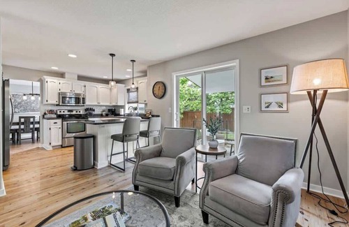 Vancouver House | Modern + Bright 3BR | Patio + Grill