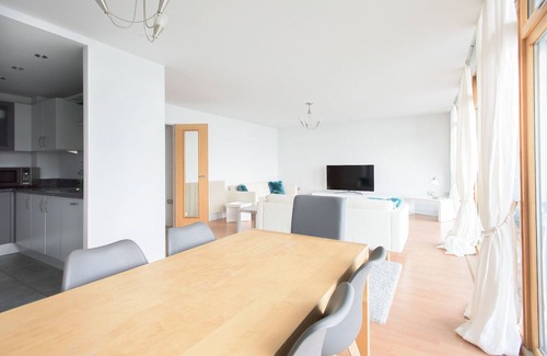 Docklands Apartment | Modern & Bright | East London Dockside Apartment | ExCel Center | City Airport