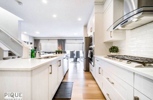 Southwest Edmonton House | Modern Bright Home - Fireplace - NETFLIX - King - Sleep 10