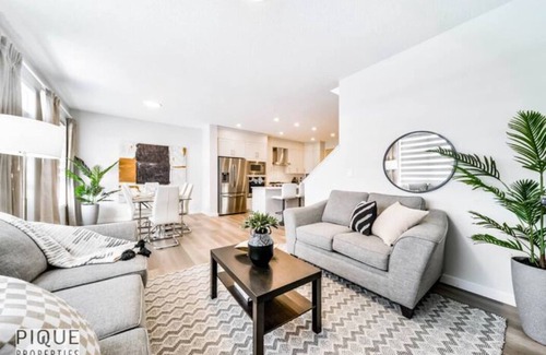 Southwest Edmonton House | Modern Bright - NEW Home - Fireplace - NETFLIX - Sleeps 10n
